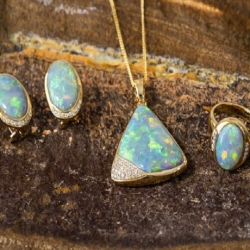 How To Find Authentic and Inexpensive Opal Jewelry On Christmas?